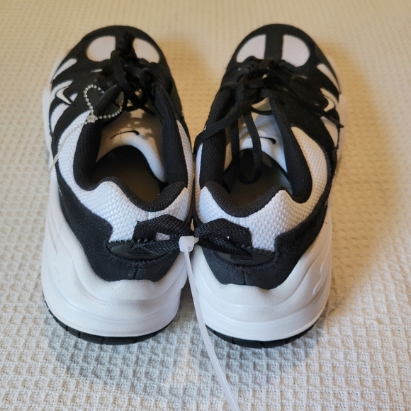 Nike Men's Black and White Athletic Shoes - Picture 4 of 8